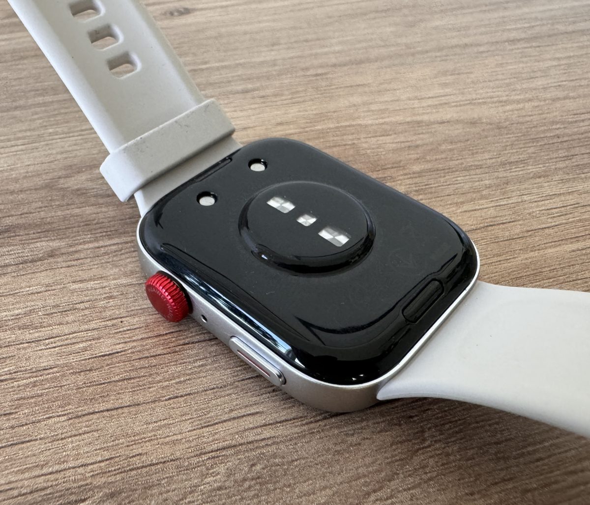 Huawei Watch Fit 3:n pohjasta löytyvät anturit sykkeen ja veren happipitoisuuden mittaukseen.