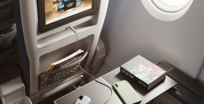 Kuvassa Jabra Elite 10 Gen 2. Latauskotelon Bluetooth LE Audio -yhteys mahdollistaa sen liittämisen kaapelilla eri laitteisiin ja langattoman yhteyden kuulokkeisiin.
