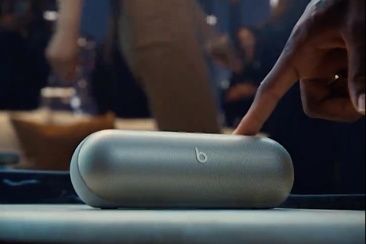 Kuvankaappaus Beats Pill -kaiuttimen ennakkomainosvideolta.