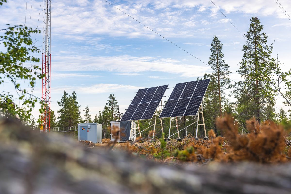 Elisa on aiemmin kokeillut aurinkoenergiaa yhden tukiaseman energialähteenä Inarissa. Nyt aurinkoenergia tulee ensimmäistä kertaa osaksi DES-ratkaisua.