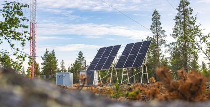 Elisa on aiemmin kokeillut aurinkoenergiaa yhden tukiaseman energialähteenä Inarissa. Nyt aurinkoenergia tulee ensimmäistä kertaa osaksi DES-ratkaisua.