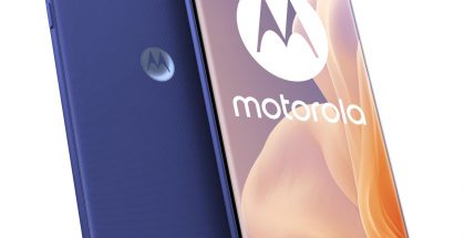 Motorola Moto G85 5G sinisenä.