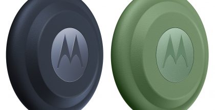 Moto Tag -paikannin kahtena värivaihtoehtona.