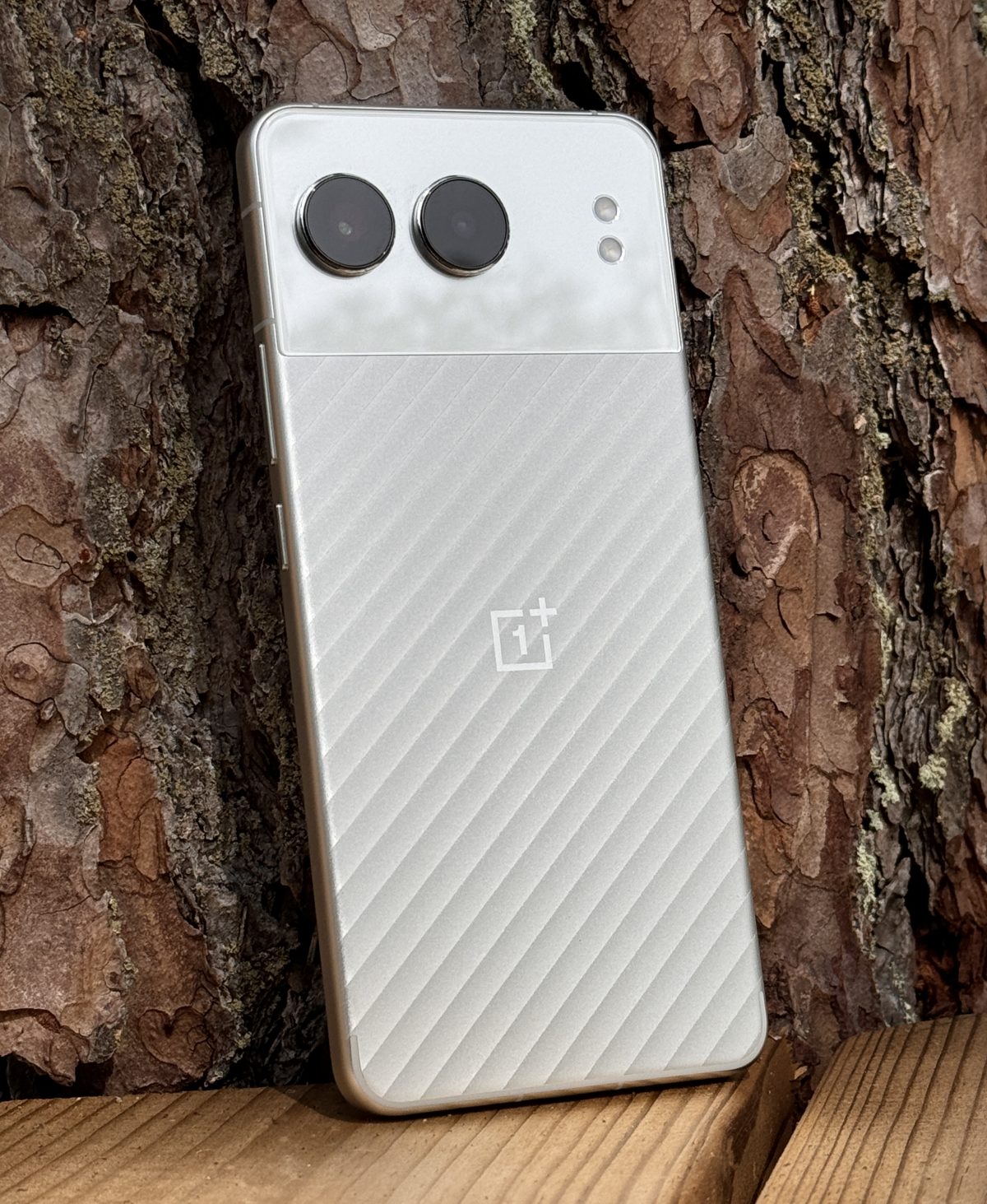 OnePlus Nord 4:n erikoisuus on sen alumiinirakenne. Testissämme puhelin oli hopeana Mercurial Silver -värivaihtoehtona.