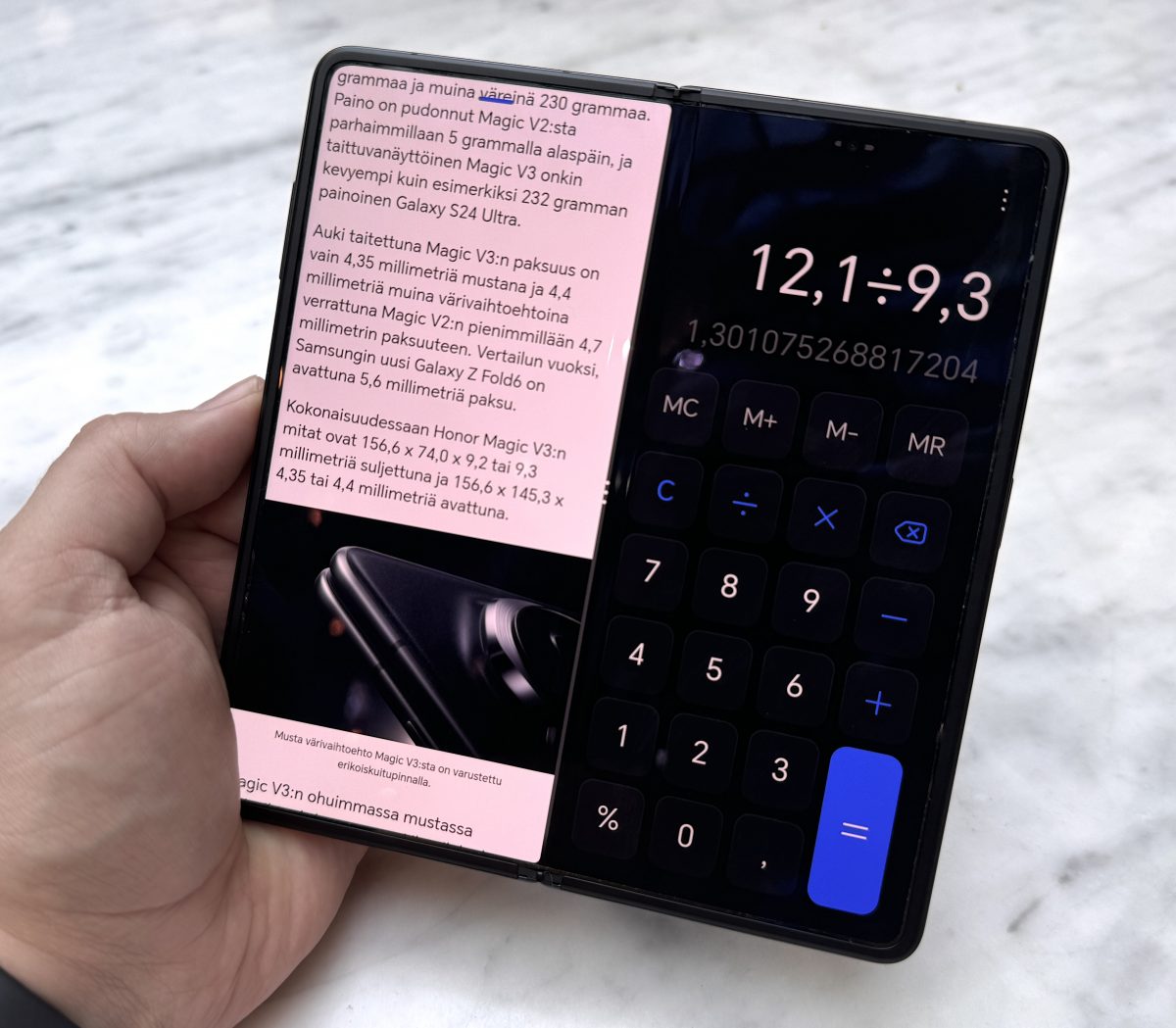 Kaksi sovellusta Magic V3:n näytöllä - vasemmalla selain ja oikealla laskin. Laskimessa näkyvä lasku muuten kertoo, kuinka paljon paksumpi Samsung Galaxy Z Fold6 on verrattuna Magic V3:een vihreänä värivaihtoehtona.