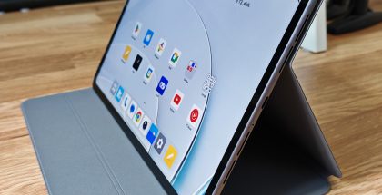 Folio-kuorella OnePlus Pad 2:n saa sopivaan kulmaan vaikkapa pöydälle.