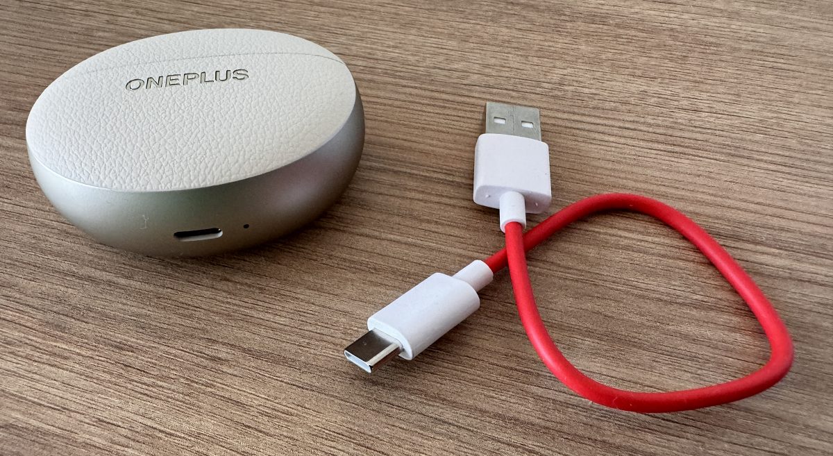 OnePlus Buds Pro 3:n mukana tulee erittäin lyhyt USB-A-USB-C-kaapeli lataamiseen.