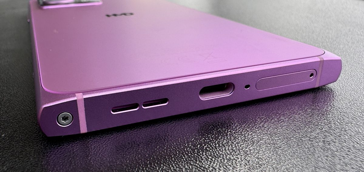 HMD Skylinen pohjasta löytyy USB-C-liitäntä.