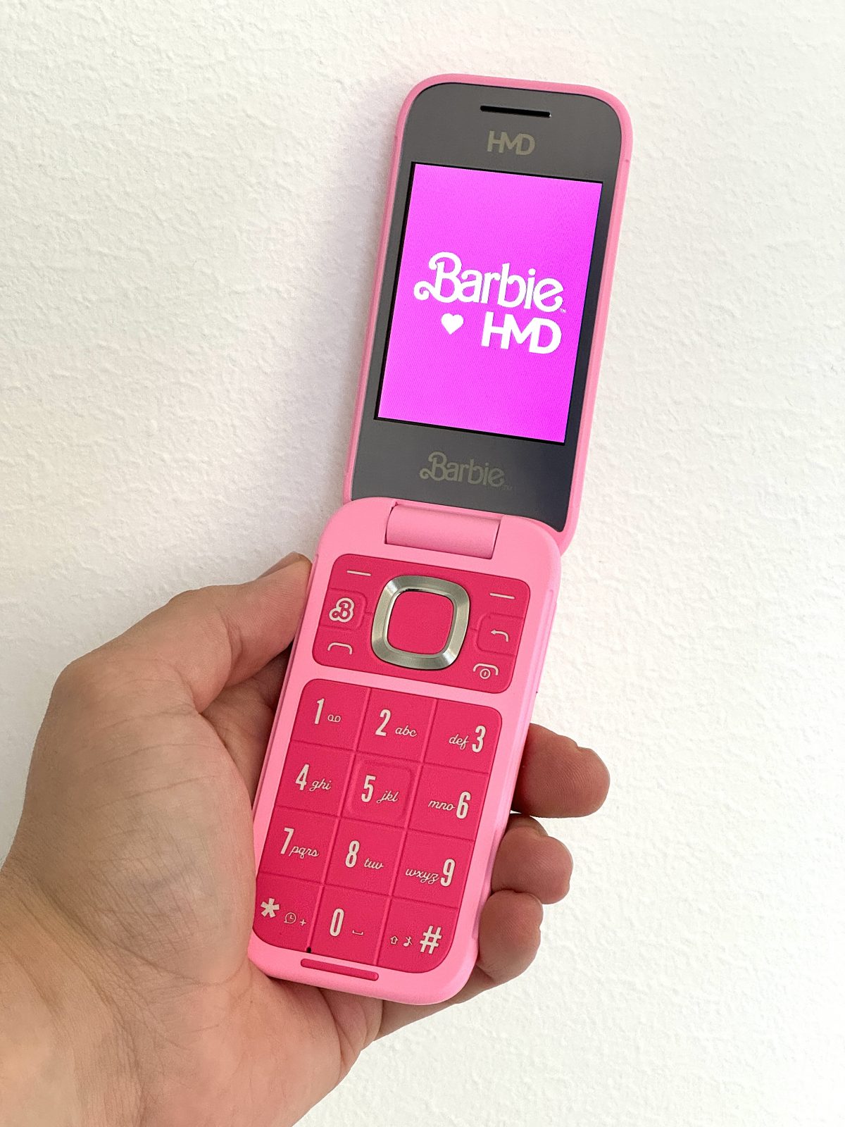 HMD Barbie Phone on yksinkertainen simpukkapuhelin.