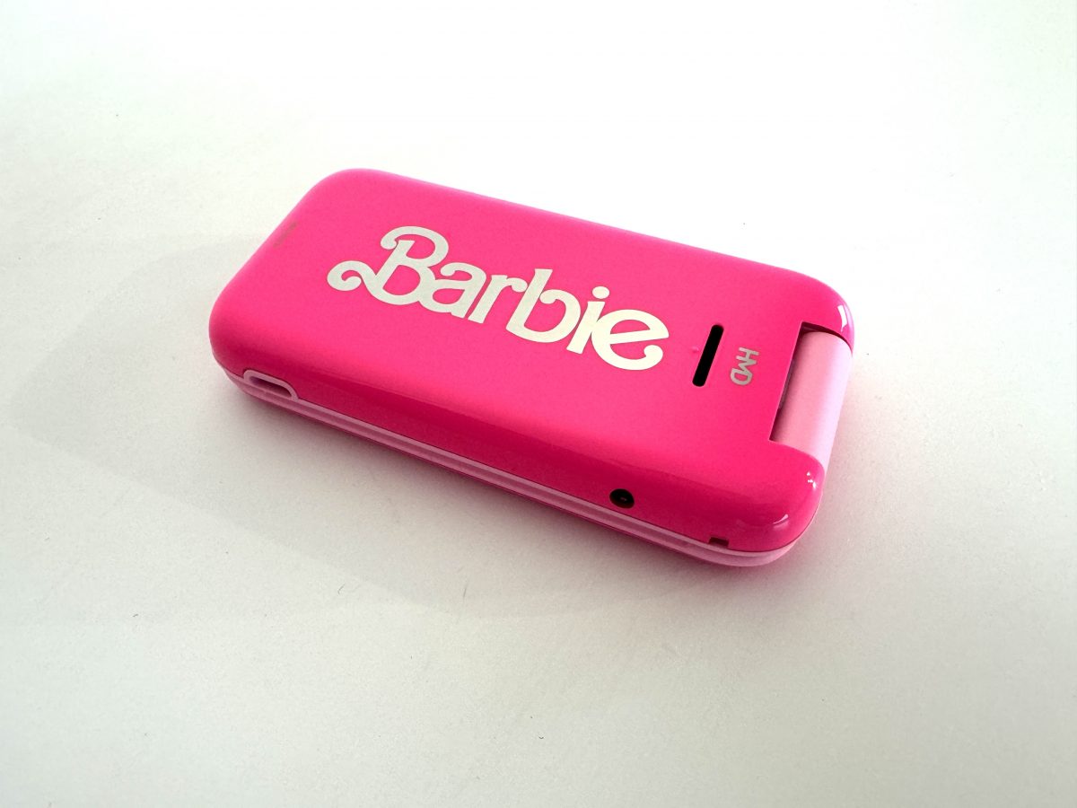 Barbie-logo löytyy suurikokoisena HMD Barbie Phonen vakiotakakuoresta.