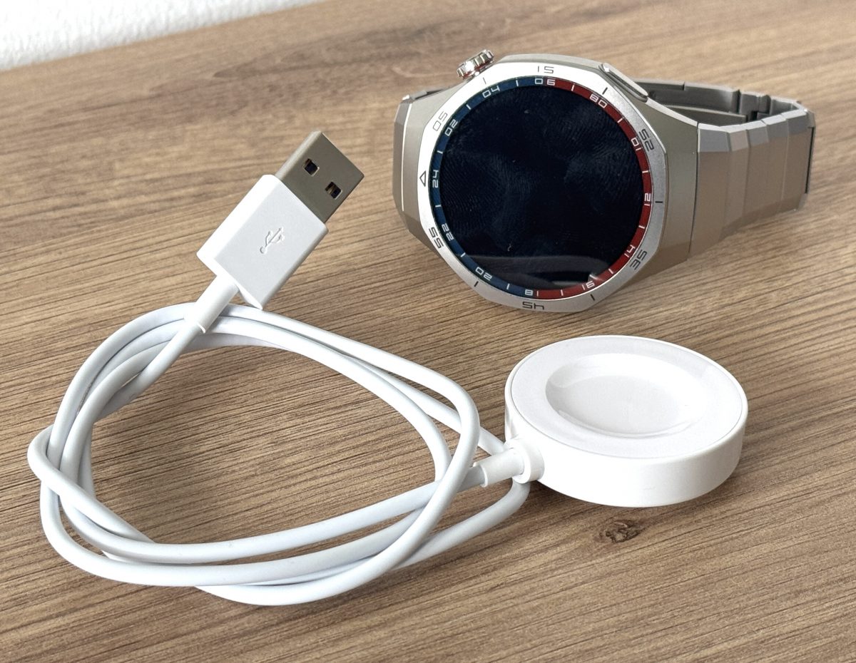 Mukana Huawei Watch GT 5 Pron myyntipakkauksessa toimitetaan itse kellon lisäksi vain latauslaite, joka on varustettu USB-A-kaapelilla.