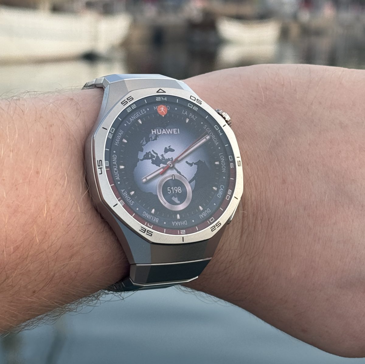 Huawei Watch GT 5 Pro on klassisen tyylikäs kello.