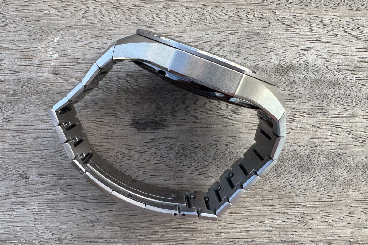 Titaaninen linkkiranneke on yllättävän mukava Huawei Watch GT 5 Prossa. Joissakin vastaavissa rannekkeissa ihokarvat jumittuvat ikävästi väleihin, mutta tätä ei tapahtunut Watch GT 5 Prolla.