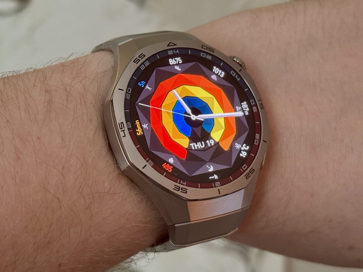 Huawei Watch GT 5 Pro on tyylikäs ja laadukas kello kattavilla urheilu- ja terveystoiminnoilla.