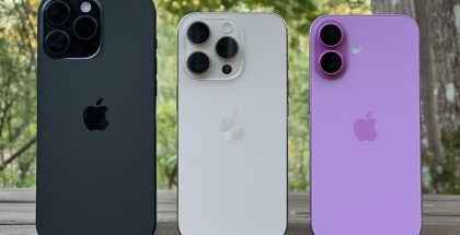 Mustatitaani iPhone 16 Pro Max, arotitaani iPhone 16 Pro ja pinkki iPhone 16.