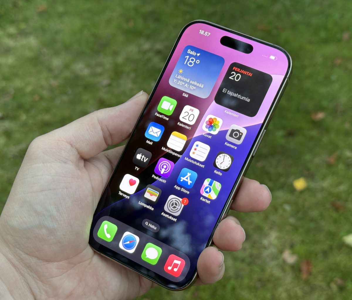 iPhone 16 Pro on varustettu 6,3 tuuman näytöllä. Reunukset näytön ympärillä ovat entistäkin pienemmät.
