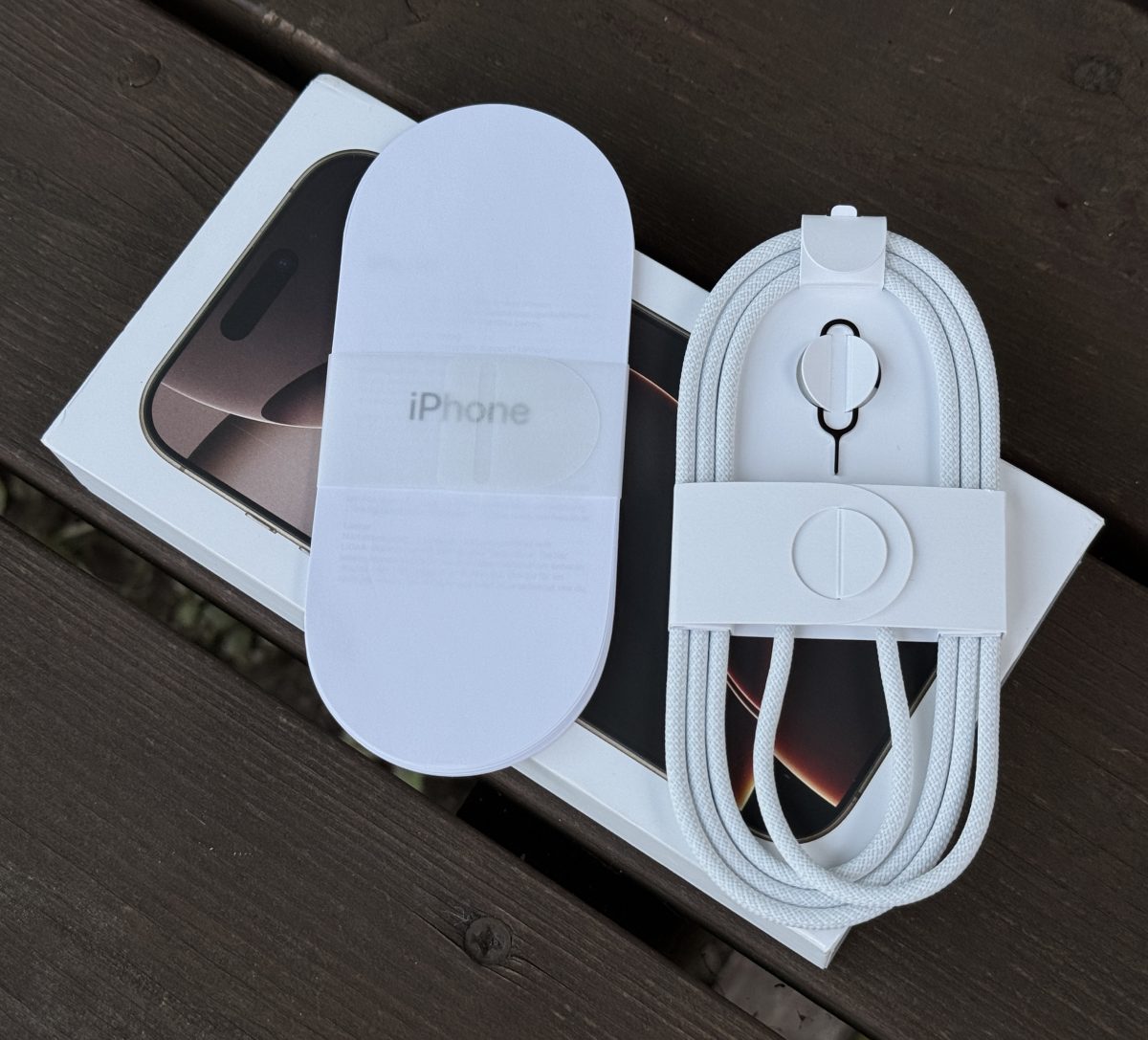 Mukana iPhone 16 -puhelinten myyntipakkauksessa tulee vain USB-C-USB-C-kaapeli, SIM-korttikelkan avaustyökalu sekä muutamia papereita. Apple-logotarroja pakettiin ei enää kuulu.