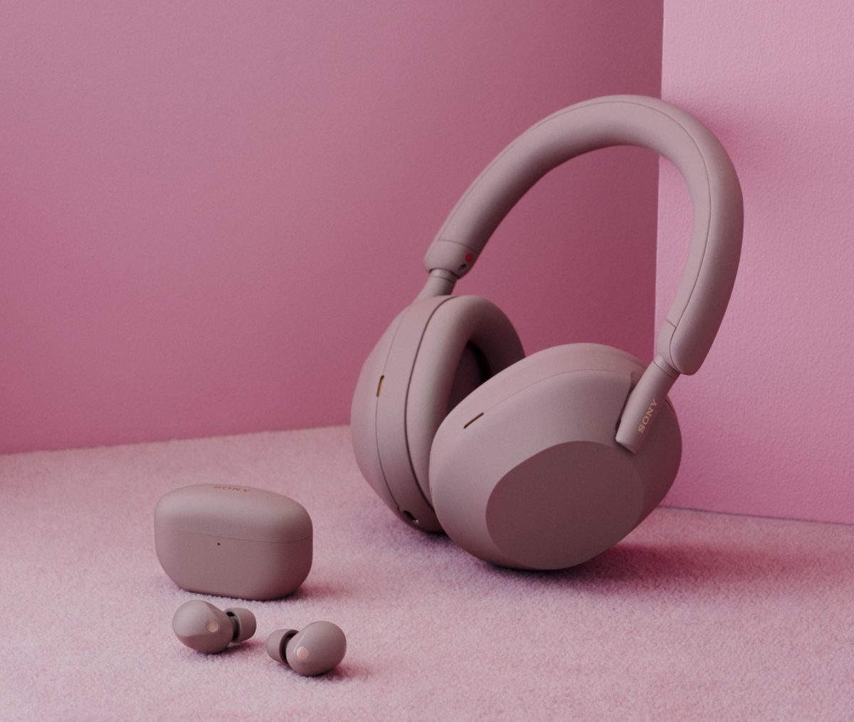 Sony WF-1000XM5 ja WH-1000XM5 ovat jatkossa saatavilla myös Smoky Pink -värissä.