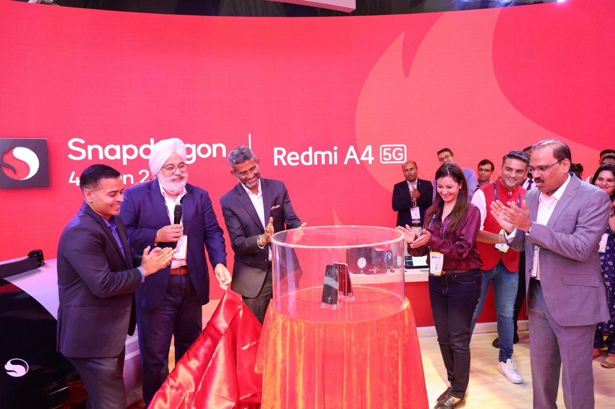 Xiaomi ja Qualcomm esittelivät Redmi A4 5G -puhelimen Indian Mobile Congress -tapahtumassa.