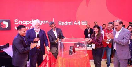 Xiaomi ja Qualcomm esittelivät Redmi A4 5G -puhelimen Indian Mobile Congress -tapahtumassa.