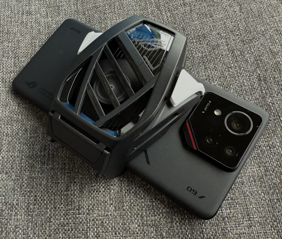 ROG Phone 9 Pro AeroActive Cooler X Pro -tuulettimen kanssa.