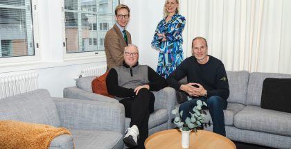 Kuvassa Mad Men Median perustajakolmikko Mattias Gustavsson (ylhäällä vasemmalla), Robert Persson (alhaalla vasemmalla) ja Henrik Vibeck (alhaalla oikealla) sekä neuvonantaja Taina Roth Digiloi-yrityksestä. Kuva: Joni Luomanea.