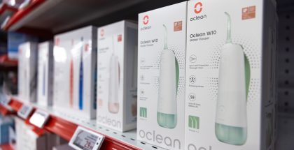 Oclean W10 -hammasvälisuihku nousi yhdeksi vuoden yllätysmenestyjistä. Kuva: Teemu Riihelä / Verkkokauppa.com.