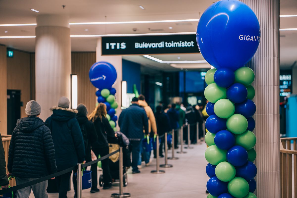 Tarjoukset houkuttelelivat uudistuneeseen Gigantti Itikseen runsaasti asiakkaita. Kuva: Gigantti.