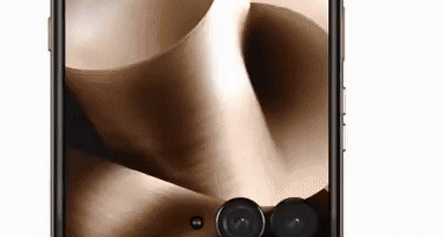 Motorola Razr 60 Ultra puupintaisena. Kuva: Evan Blass / X.