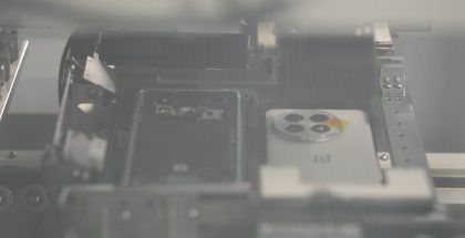 Robotti kiinnittää takakuoren OnePlus 13 -puhelimeen. Kuva: Eero Salminen.