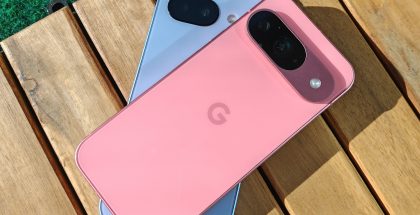 Päällä Google Pixel 9, alla Google Pixel 9a.