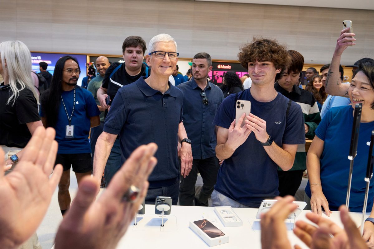 Applen toimitusjohtaja Tim Cook New Yorkin Fifth Avenuen Apple Storessa iPhone 16:n myyntiintulopäivänä syksyllä 2024.