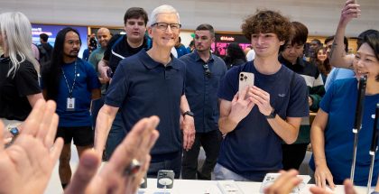 Applen toimitusjohtaja Tim Cook New Yorkin Fifth Avenuen Apple Storessa iPhone 16:n myyntiintulopäivänä syksyllä 2024.