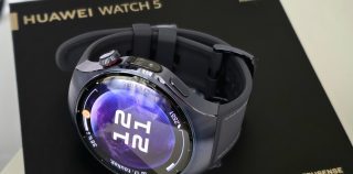 Arvostelussa Huawei Watch 5: Huawein toistaiseksi monipuolisin älykello erottuu uudella sivuanturillaan