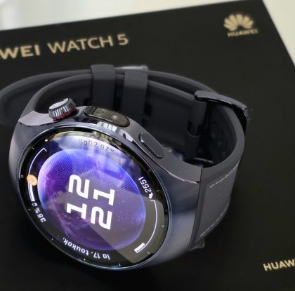 Arvostelussa Huawei Watch 5: Huawein toistaiseksi monipuolisin älykello erottuu uudella sivuanturillaan