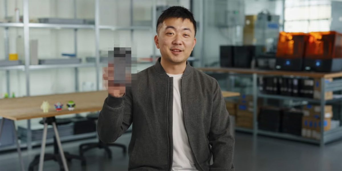 Nothingin perustaja ja toimitusjohtaja Carl Pei kädessään pikselöinnillä naamioitu Phone (3).