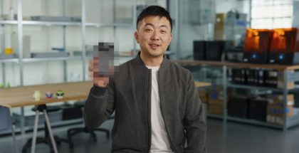 Nothingin perustaja ja toimitusjohtaja Carl Pei kädessään pikselöinnillä naamioitu Phone (3).