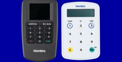 Vasemmalla uusi musta Nordea ID -laite, oikealla vanha valkoinen tunnuslukulaite.