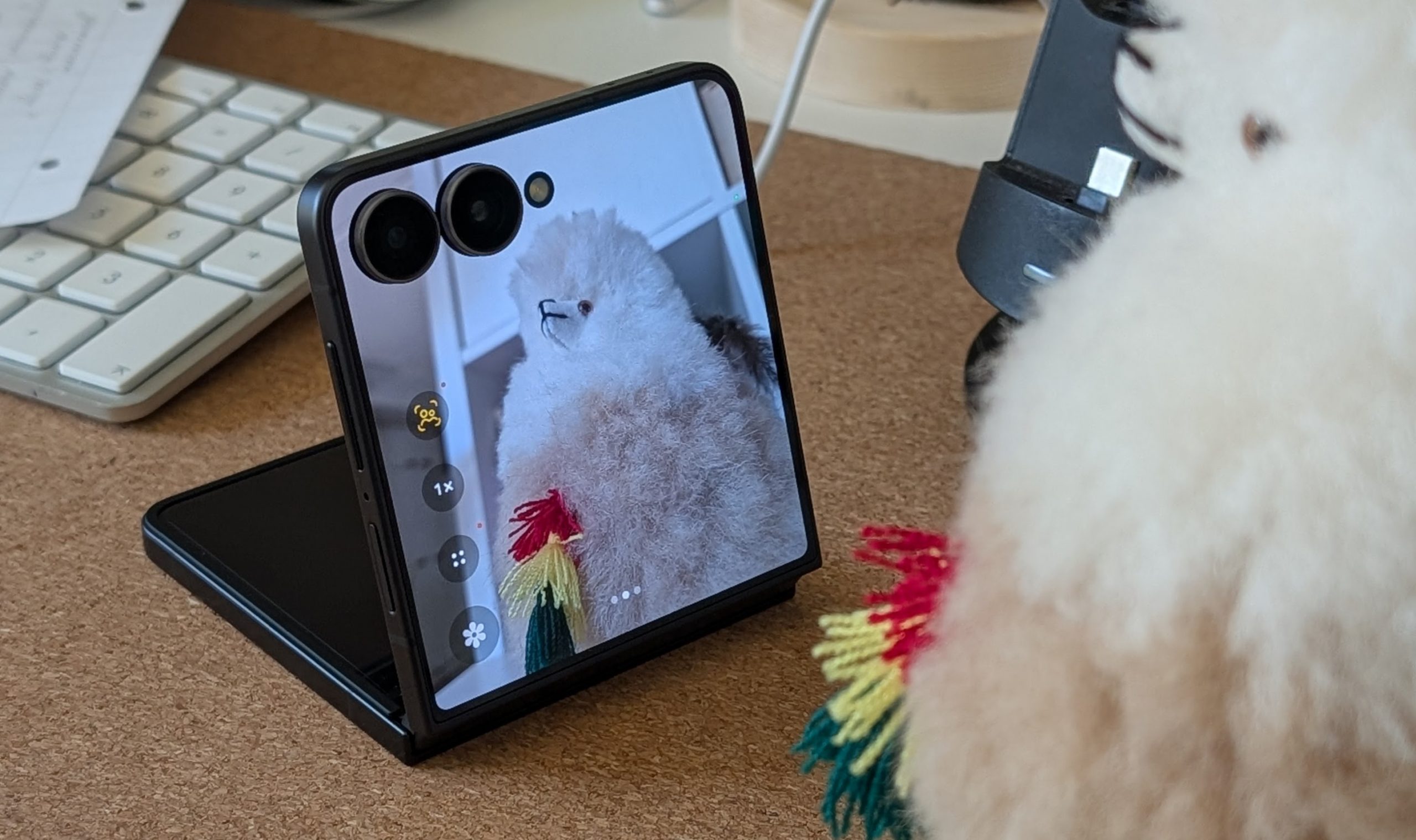 Kansinäytön ansiosta pääkameraa voi käyttää omakuviin.