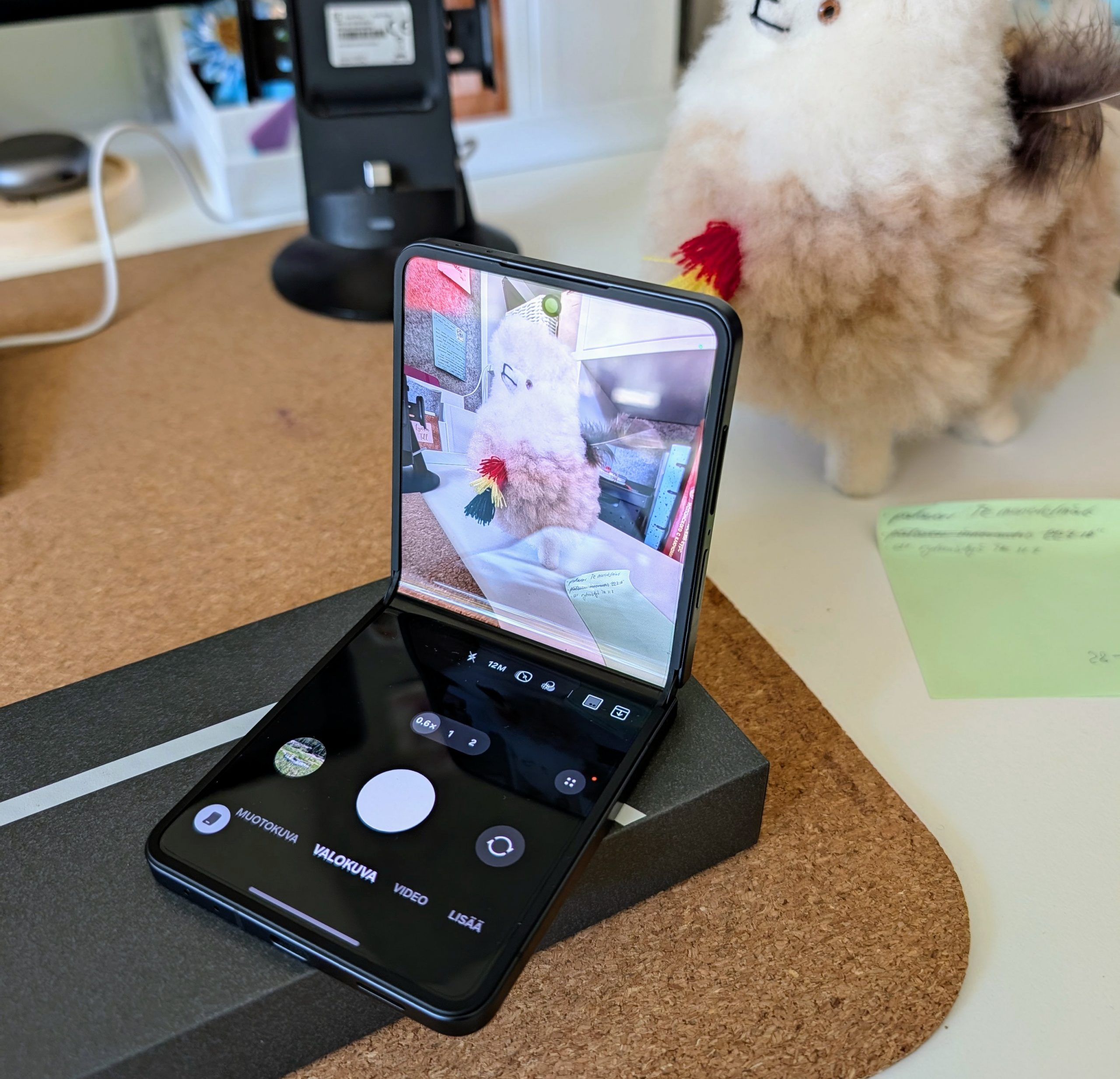 Päänäytön voi jakaa kahtia kuvattaessa.