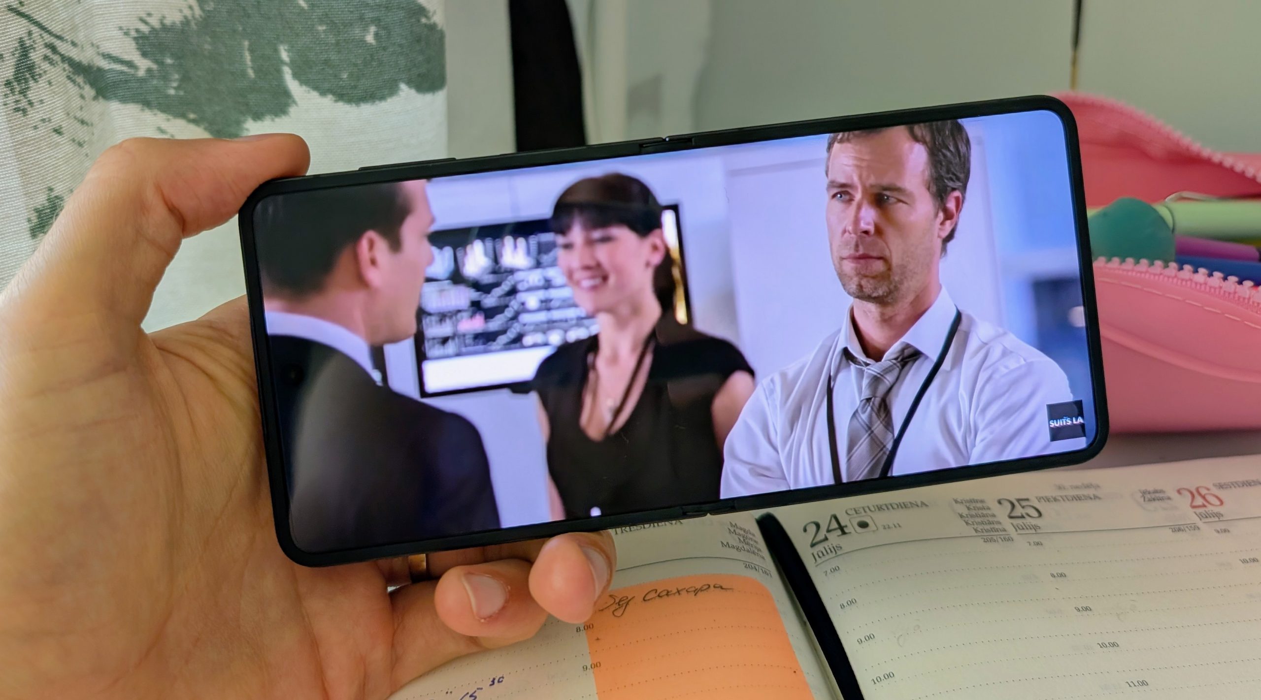 Päänäytön pitkulainen kuvasuhde soveltuu hienosti elokuvien katseluun.