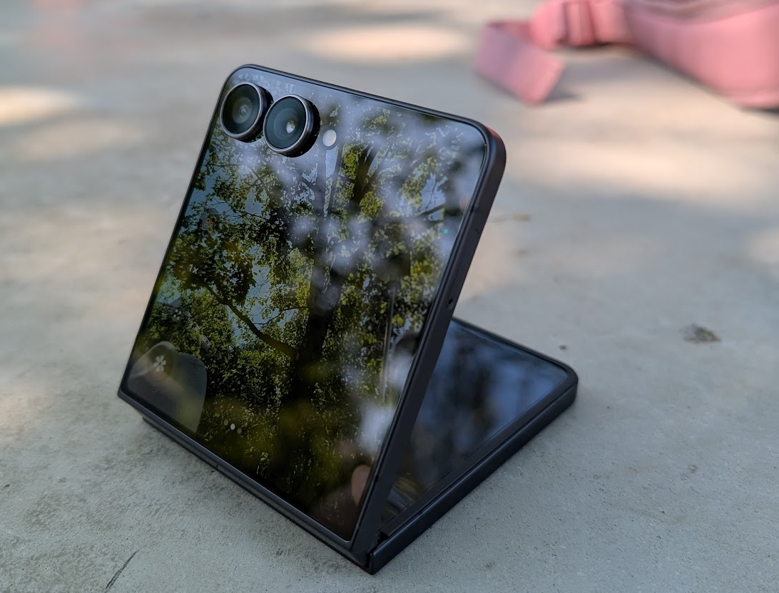 Älypuhelin lämpenee nopeasti varsinkin valokuvattaessa.