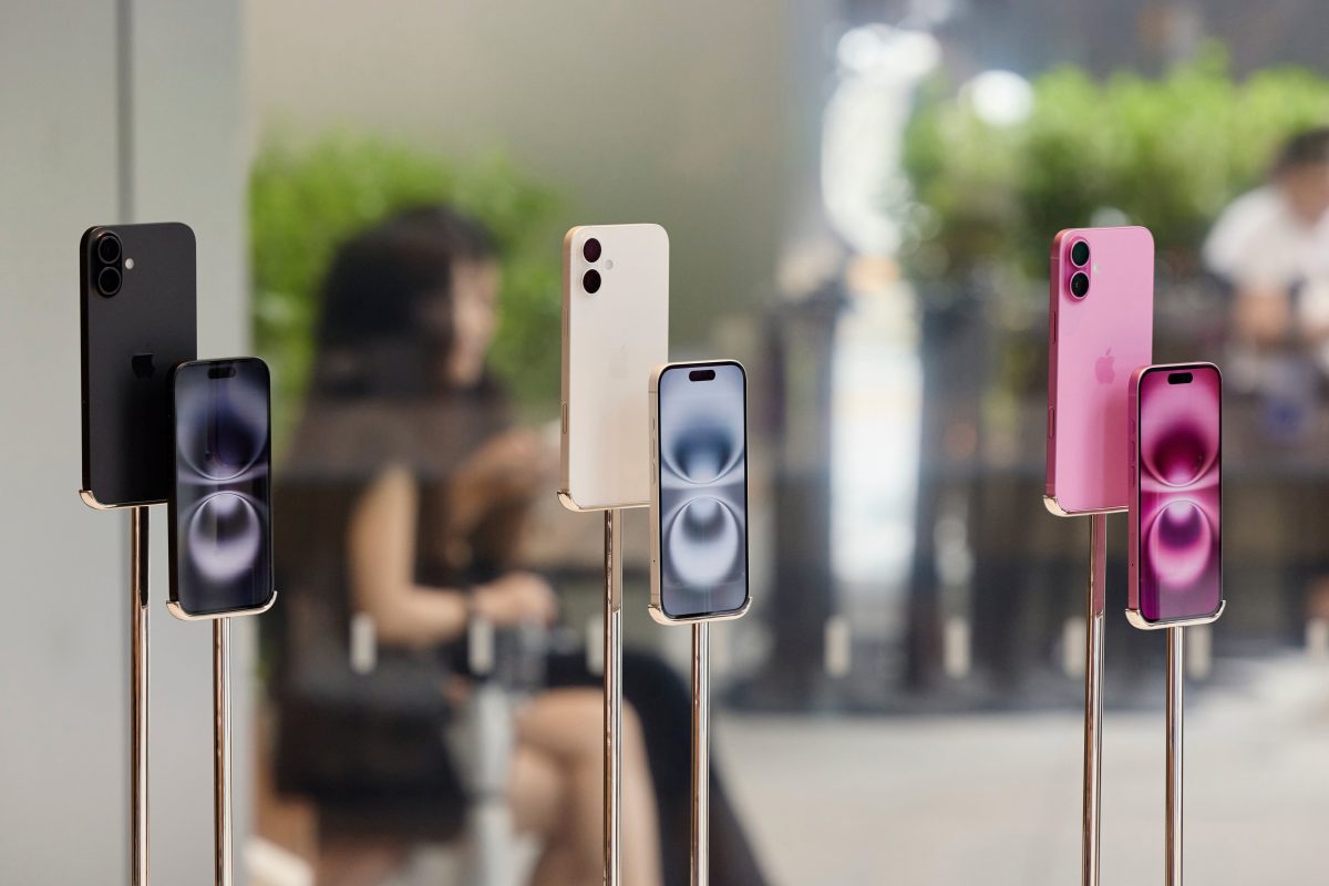 Kuvassa iPhone 16 -puhelimia Apple Storessa.