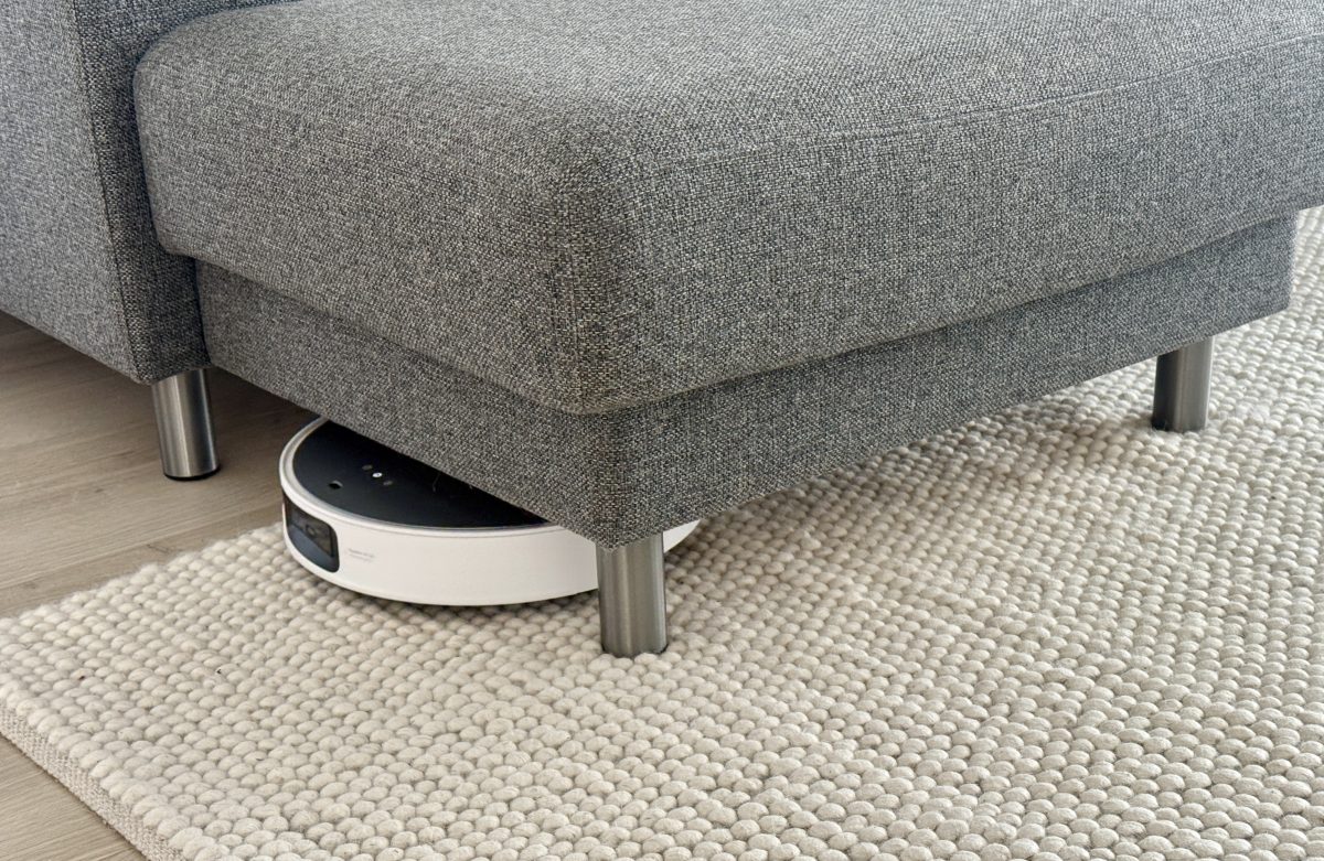 Vain 7,98 senttimetrin korkeus tarkoittaa Roborock Saros 10:n mahtuvan hyvin esimerkiksi sohvan alle.