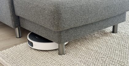 Vain 7,98 senttimetrin korkeus tarkoittaa Roborock Saros 10:n mahtuvan hyvin esimerkiksi sohvan alle.