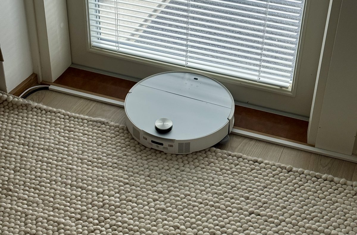 Roborock Saros 10 ei osaa välttää vaaran paikkoja. Tästäkin paikasta robotin sai pelastaa toistuvasti.