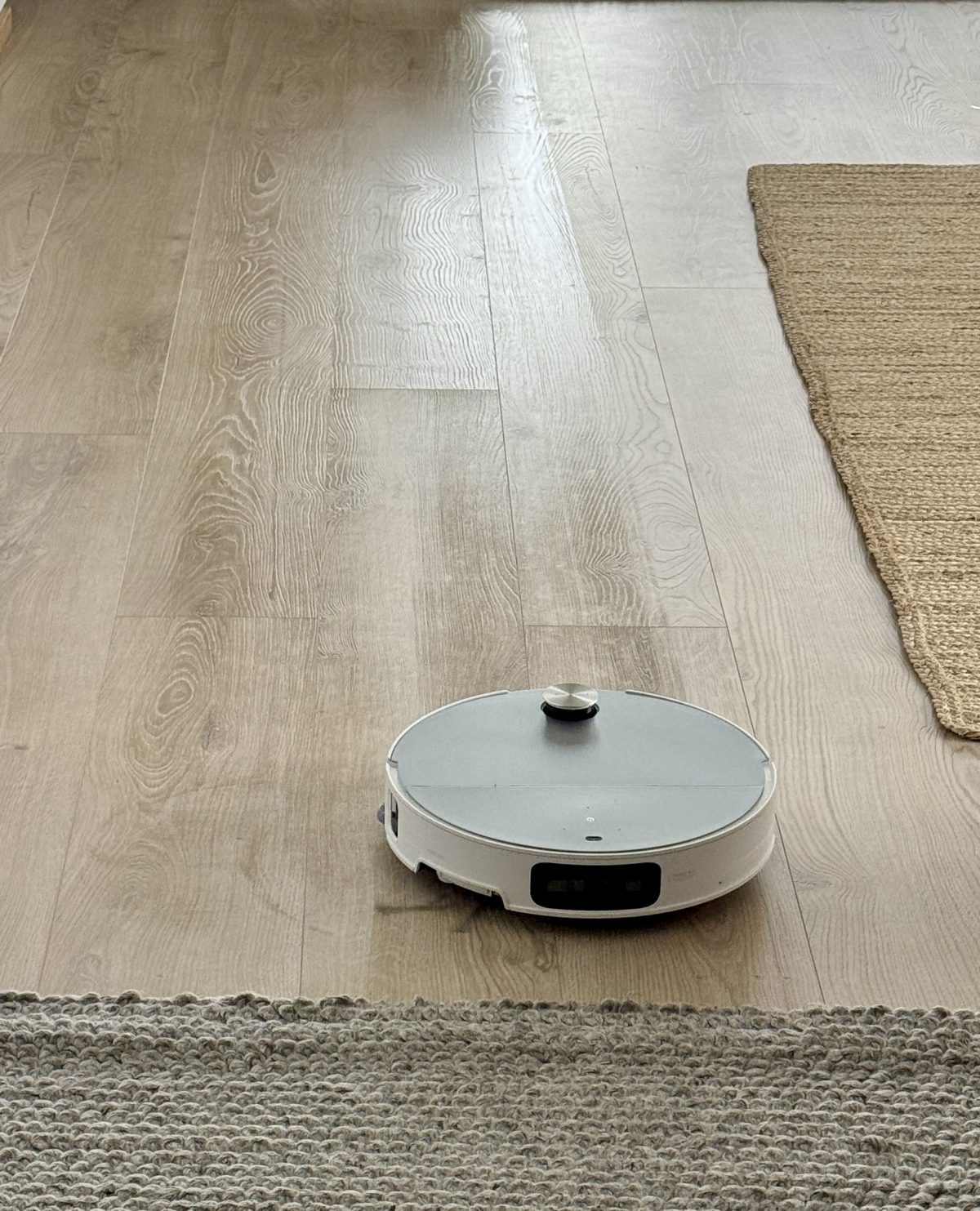 Roborock Saros 10 moppaa ilman moitteita.