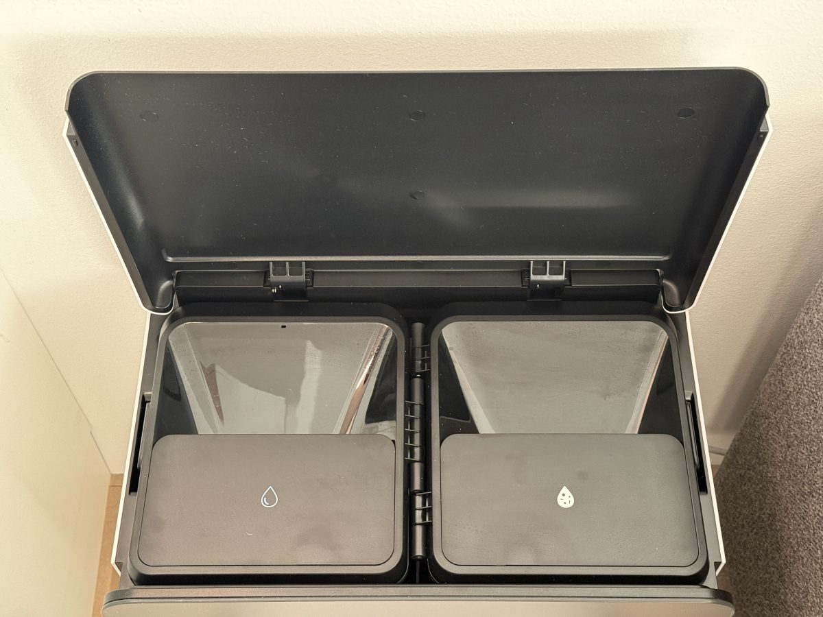 Roborock Saros 10:n telakan vesisäiliöitä on helppo käyttää.