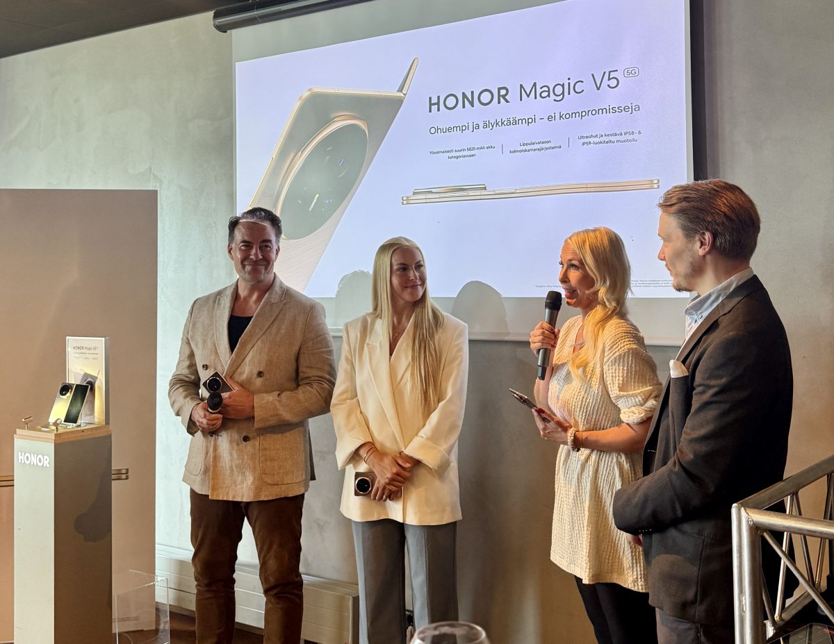 Honor esitteli taittuvanäyttöisen Magic V5:n Suomessa 27. elokuuta. Kuvassa vasemmalla puhelimen markkinointikampanjassa mukana olevat Juri Silvennoinen ja Alina Voronkova, ja oikealla Honorin Pohjoismaiden ja Baltian markkinointijohtaja Elina Takala ja PR- ja markkinointipäällikkö Pekko Honkasalo.