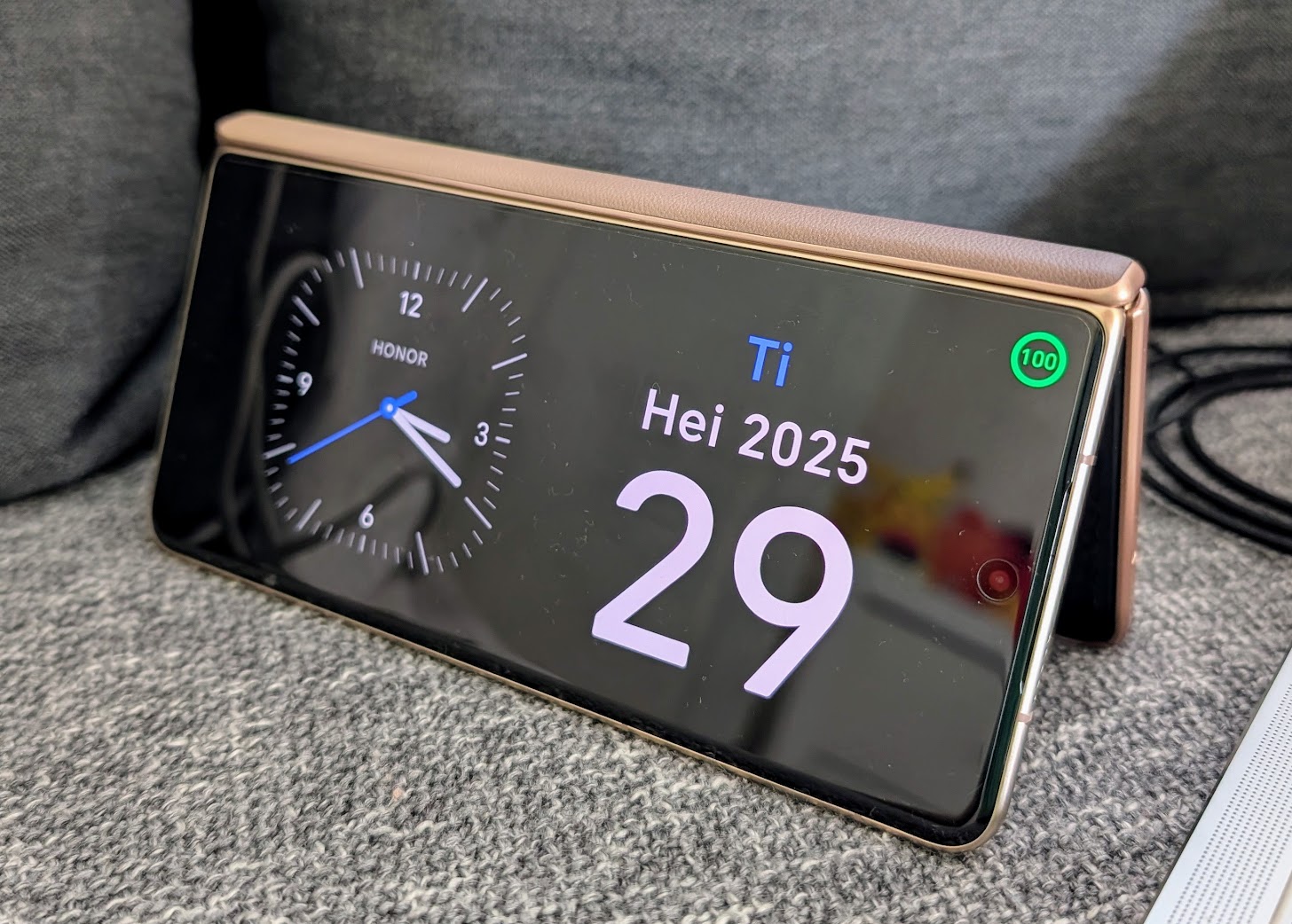 Kahta näyttöä voi käyttää moneen. Osin auki taitettuna puhelin on kätevä ilmoitus- ja kalenterinäyttö.